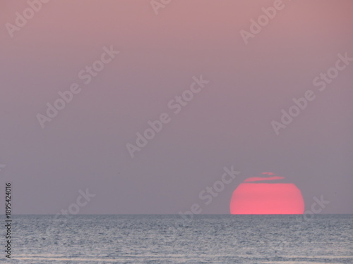 Quadro su tela Sunset sun dipping below horizon