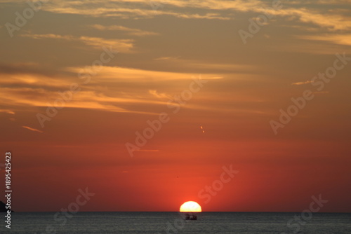 Foto red sky sunset with beautful cloud patterns