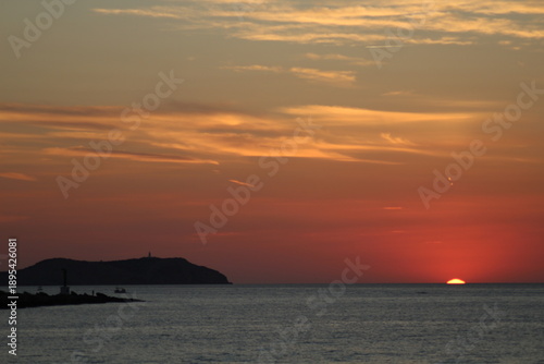 Fotografia red sky sunset with beautful cloud patterns