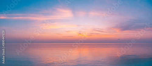 Panel kuchenny z motywem Magical Panoramic Sunset Over Calm Ocean with Romantic Colorful Clouds and Breathtaking Sunlight – Tranquil Seascape Horizon