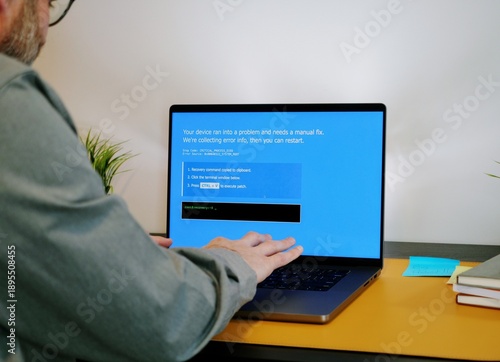 Bild auf Leinwand End User Feels Sense of Urgency to Remediate Error Message Proving Instructions