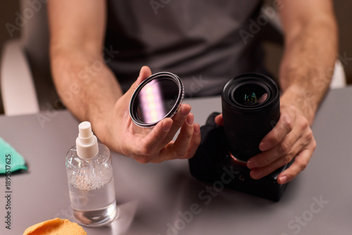 Fotografi Attaching polarizing filter to camera lens carefully