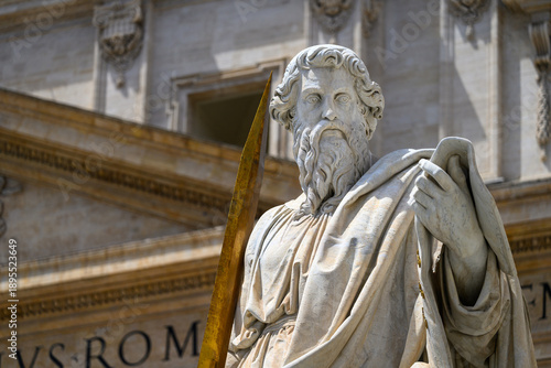 Fotografia A statue of Saint Paul (by Adamo Tadolini, 1838) in front of Saint Peter's Basilica in the Vatican, Rome, Italy