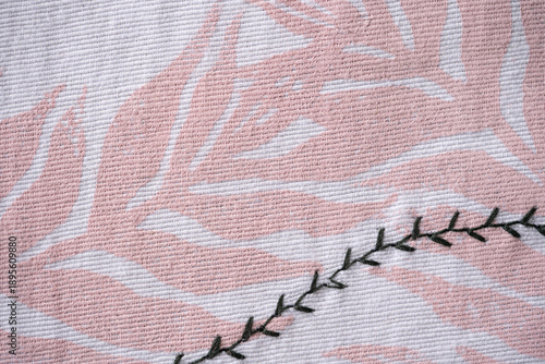 formas botánicas estampadas sobre tela blanca con pintura rosada