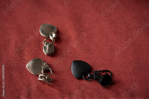 deslizadores para cremallera con forma de corazón sobre tela satinada color marrón