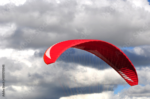 Capture the essence of freedom with exclusive paragliding photos above the clouds. High-impact visual images that convey the desire to fly and the courage to overcome limits. Acquire the extraordinary
