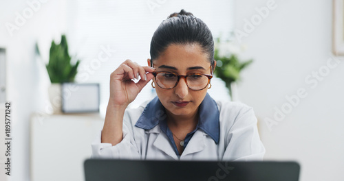 Foto Glasses, healthcare and laptop with doctor in office at hospital for online planning or research