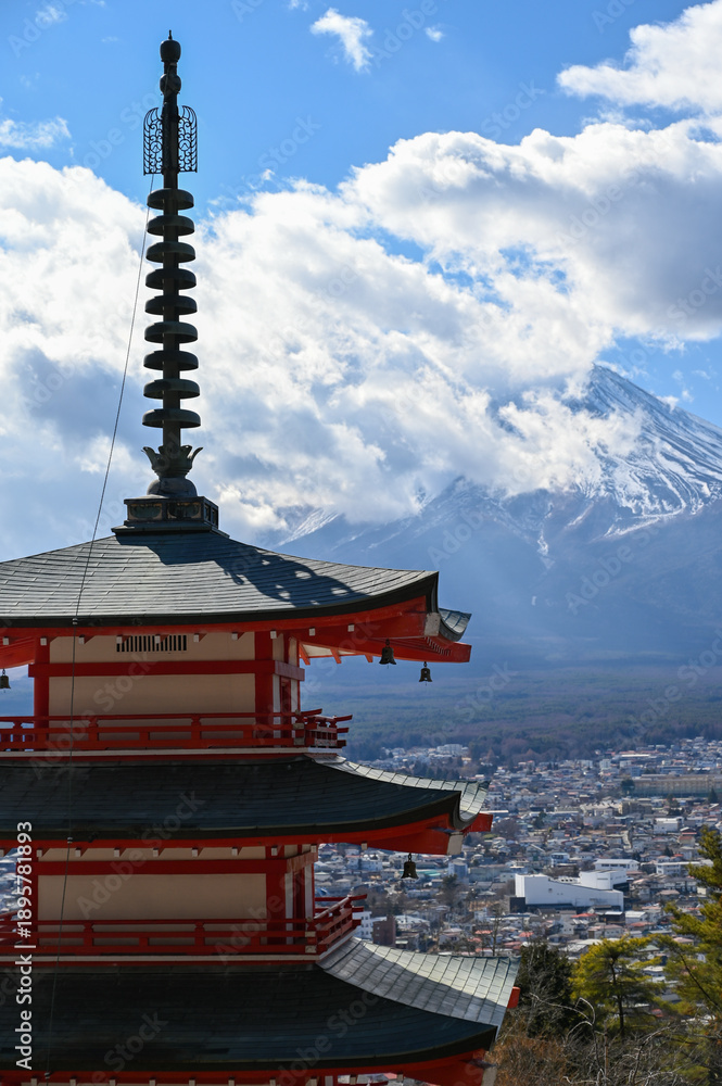 Φωτογραφία 新倉山五重塔と雪化粧する富士山