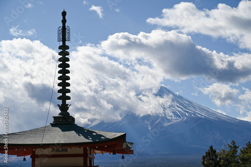 新倉山五重塔と雪化粧する富士山
