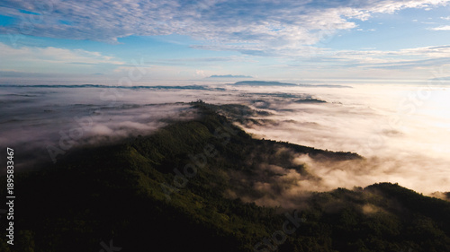 Foto Aerial view of misty mountain range under a vibrant sunrise sky