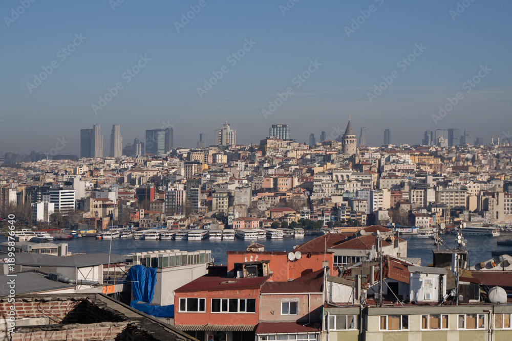 Obraz premium Istanbul Skyline Panoramic View Cityscape: Elevated perspective showcasing modern and historical buildings, illustrating urban density and geographical location.
