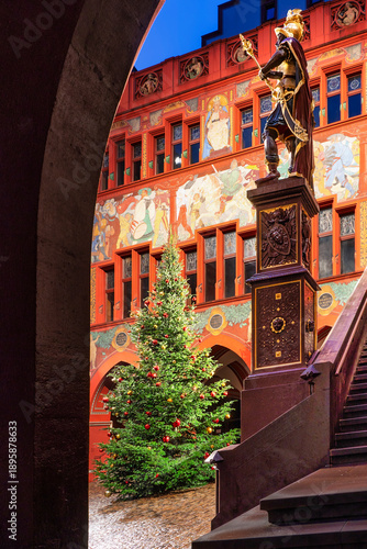 Quadro su tela Das Rathaus in Basel-Stadt ist weihnachtlich mit einem hell erleuchteten Weihnachtsbaum geschmückt