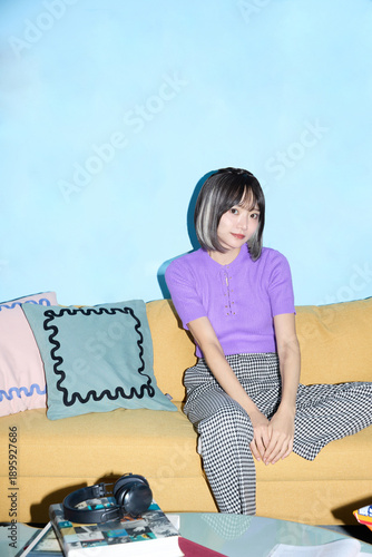 自宅で趣味と自分の時間を楽しむアジアの若い女性のポートレート