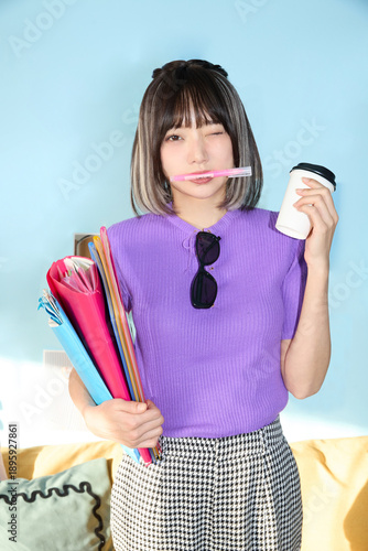 自宅で仕事をするフリーランスの若い女性のポートレート