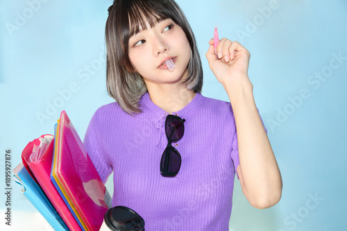 自宅で仕事をするフリーランスの若い女性のポートレート