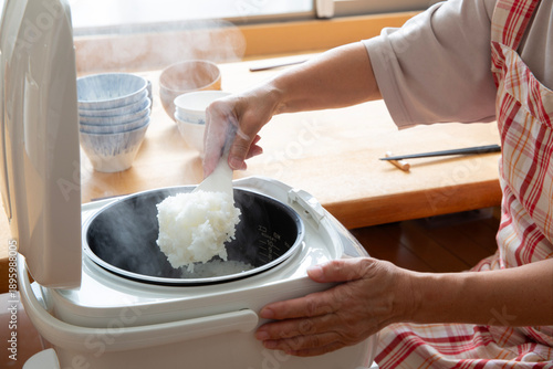 炊飯器から御飯を装う　ご飯　炊き立て
