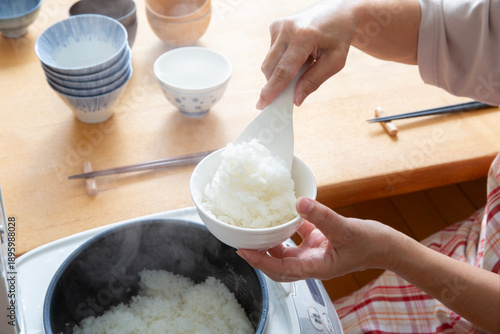 炊飯器から御飯を装う　ご飯　炊き立て