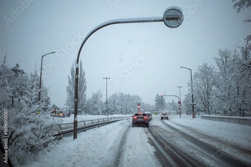 Schneebedeckte Straßen im Winter. Straßenverkehr bei starken Schneefällen. Eis und Schnee auf den Straßen