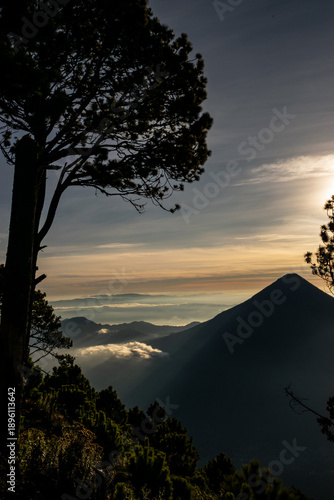 Fotografi Spectacular sunrise from Acatenango volcano overlooking the eruptive Volcán de F