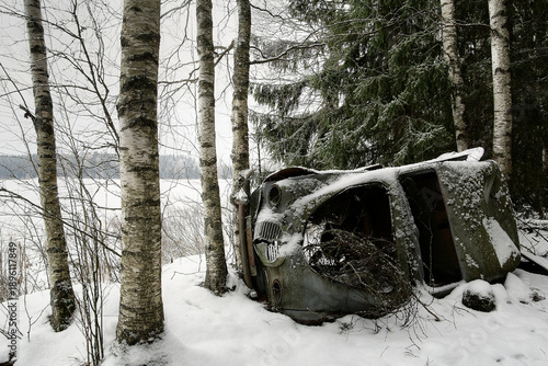 Canvastavla Old abandoned car in the forest in Southern Finland.