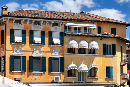 Tableau sur toile Streets of Sirmione in Lombardy, where colorful buildings and quaint shops invite visitors to experience Italian culture firsthand
