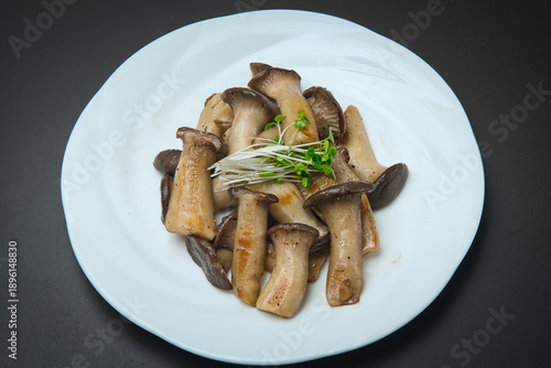 食感の良いエリンギをバターで炒め、ブロッコリースプラウトを添えて