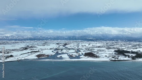 日本の富山県の黒部川河口周辺の冬の風景