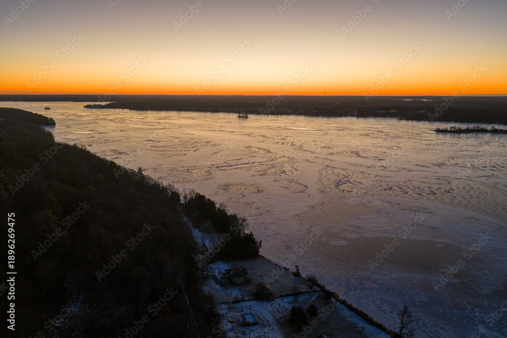 Obraz premium Frozen lake displayed in Canada on sunrise, Upper Rideau lake in Winter