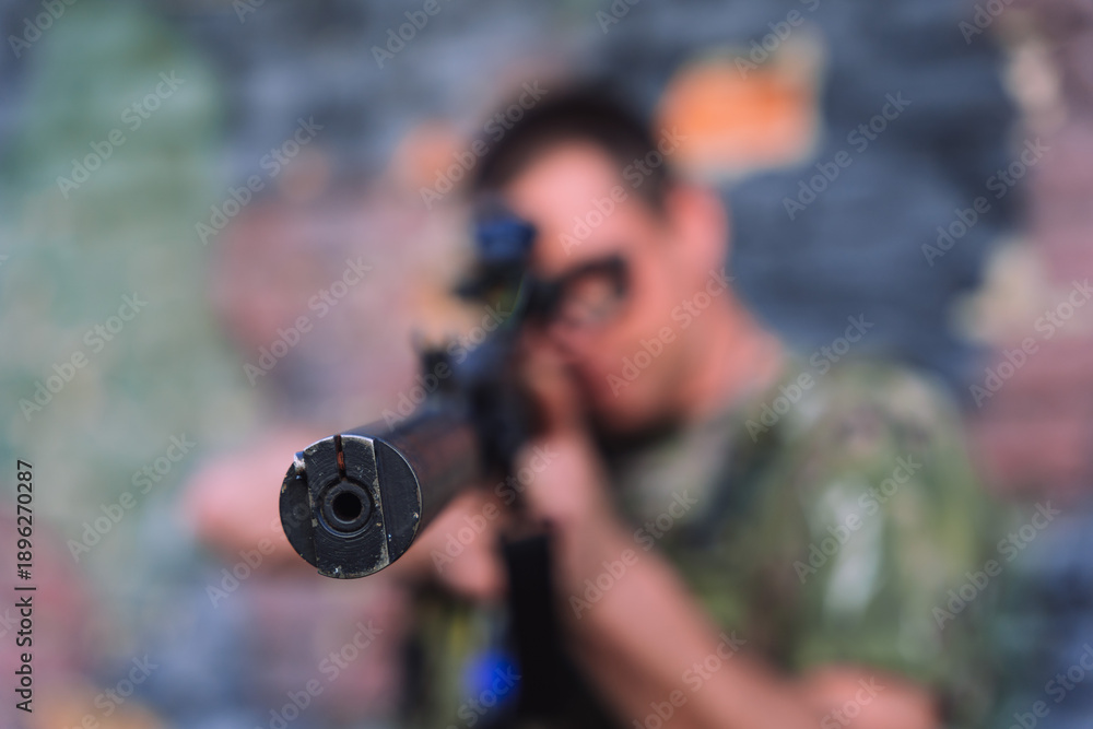 Obraz premium Ukrainian soldier aiming rifle in urban combat