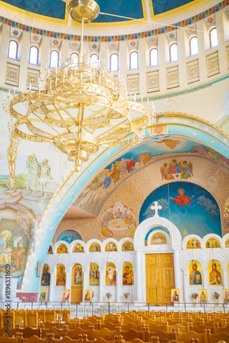 Fotografia A breathtaking Orthodox church interior showcasing a grand golden chandelier, ri
