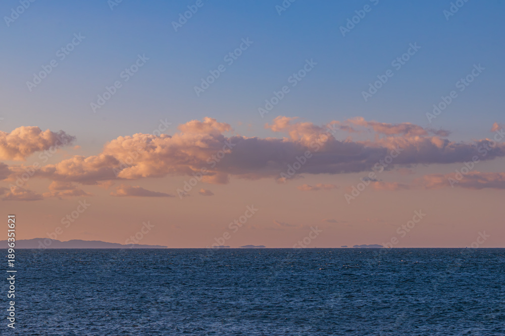 Obraz premium 一文字の朝焼けの雲