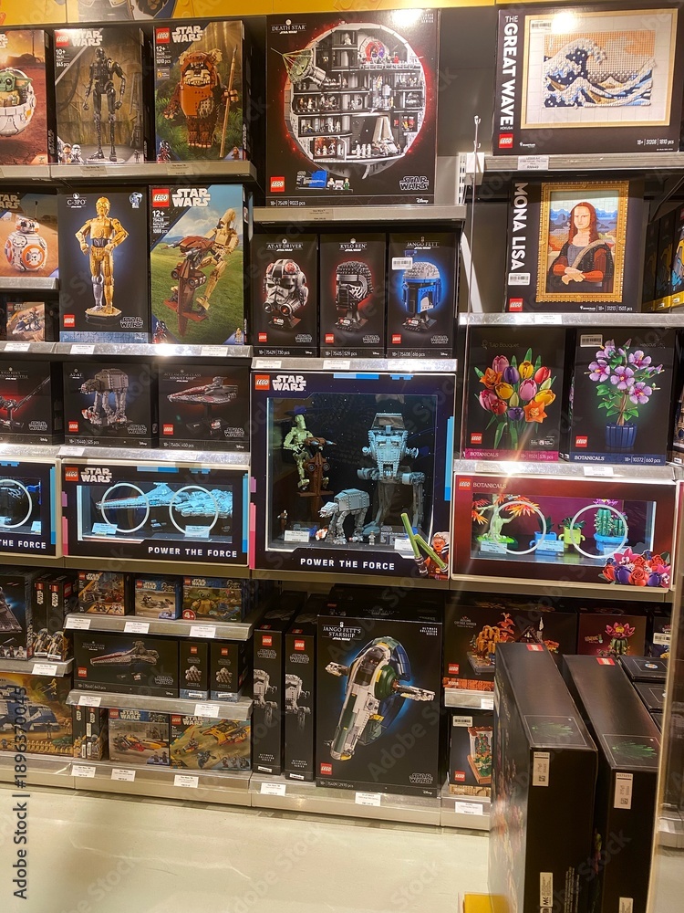 Fototapeta premium Kuala Lumpur, Malaysia - January 29, 2026: Retail display of LEGO sets featuring Star Wars and Art themes on store shelves.