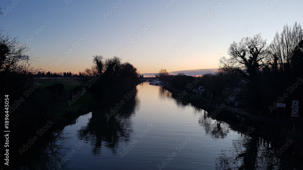 Obraz premium Canal au coucher...