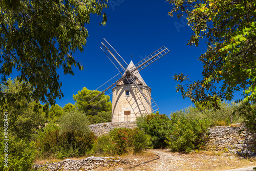 Tableau sur toile Old stone windmill standing in Saint Saturnin les Apt, Provence, France