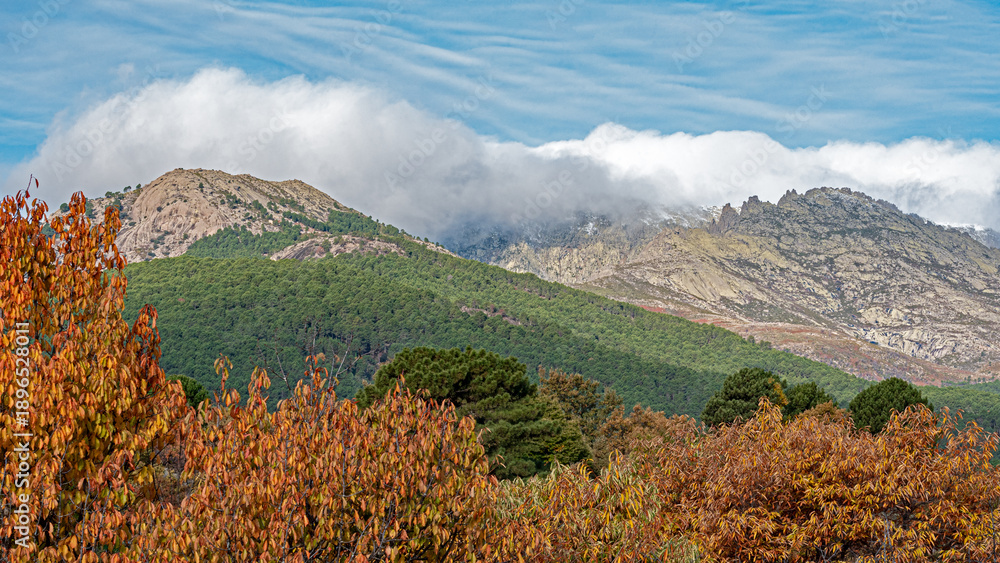 Fototapeta premium Landscape of the Sierra de Gredos Mountains from Arenas de San Pedro