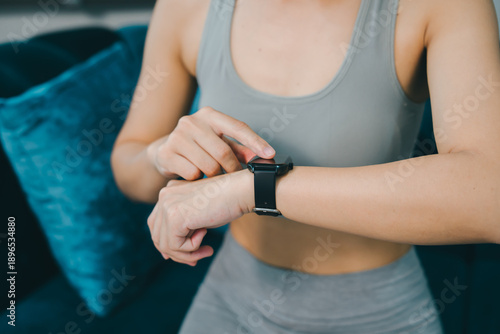 Foto Fitness tracker smartwatch woman exercise technology wrist health monitoring cas