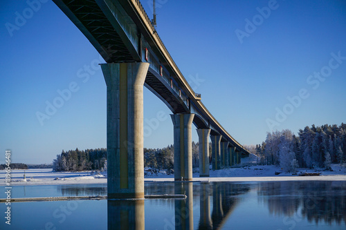 Tableau sur toile Beautiful winter lake landscape with bridge