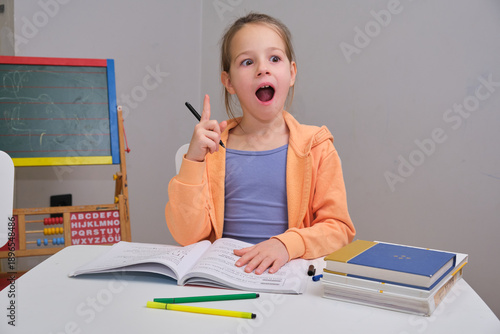 Obraz na płótnie Young girl have eureka moment during study time