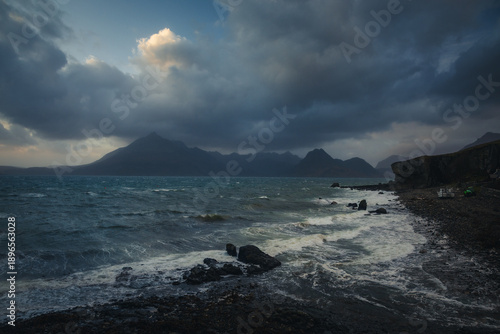 Cuadro en lienzo Moody landscape of Elgol beach during a storm