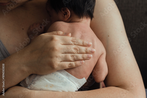 Newborn resting on the mother’s chest in skin-to-skin contact. Intimate and emotional image representing attachment, maternal bonding, and early care.