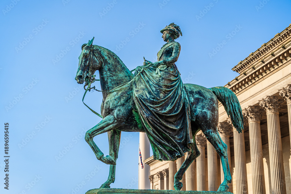 Obraz premium Liverpool, Lancashire, UK: Equestrian statue of Queen Victoria, 1870 statue of a young Queen Victoria outside St George's Hall and opposite Lime Street Station