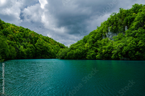 Canvas-taulu Lake, mountains and a cloudy sky in Plitvice Lakes National Park, Croatia