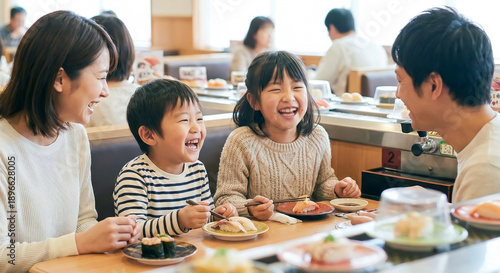 日本の回転寿司を楽しむ家族