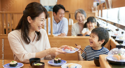 日本の回転寿司を楽しむ家族