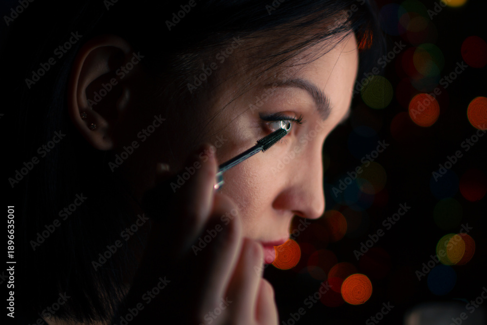 Obraz premium Festive bokeh lights behind cosmetics application scene 