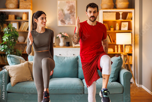 Foto Couple doing high skips exercise while working out at home