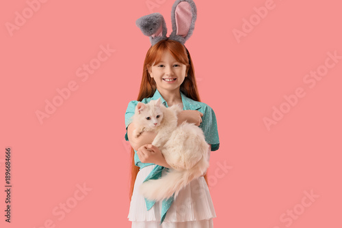 Smiling redhead girl wearin...