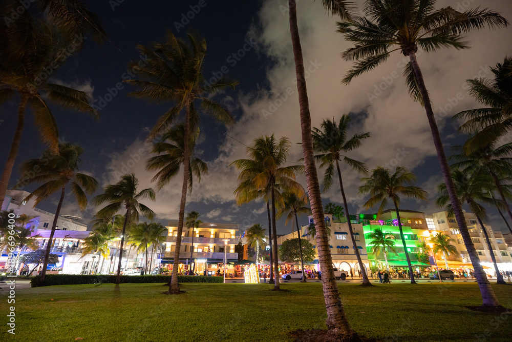 Fototapeta premium Weekend night at vibrant Ocean Drive in Miami Beach, Florida. Famous nightlife and Art Deco architecture.
