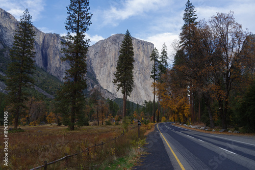 Φωτογραφία Yosemite Valley road curving through the valley with El Capitan rising in the distance