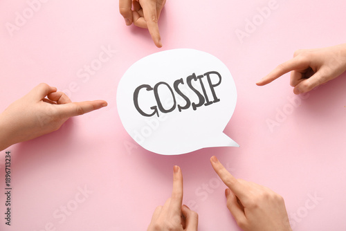 Принти на полотні Women pointing at speech bubble with word GOSSIP on pink background